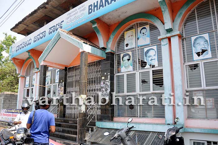 ವಿಜಯೇಂದ್ರಗೆ ತಪ್ಪಿದ ಟಿಕೆಟ್: ಕಾರ್ಯಕರ್ತರಿಂದ ಬಿಜೆಪಿ ಕಚೇರಿಗೆ ಕಲ್ಲು